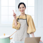 主婦が料理のオンライン講座をしているイメージ