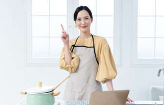 主婦が料理のオンライン講座をしているイメージ