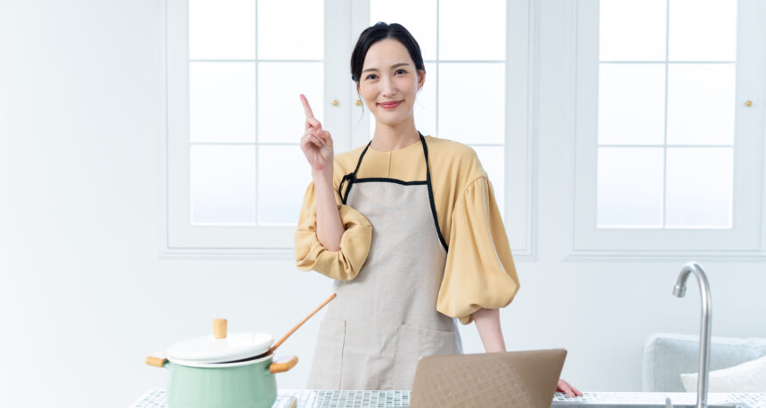 主婦が料理のオンライン講座をしているイメージ